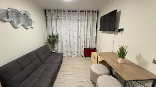 a living room with a couch and a table at Cómodo, Cálido Depto en Santiago in Santiago