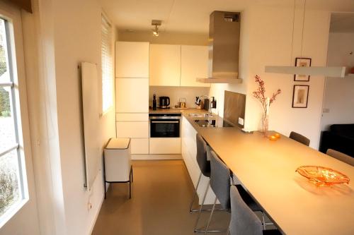 Dapur atau dapur kecil di De Goudvink 7-persoons, overdekte hottub en loungebank, finse sauna, wifi, sunshower