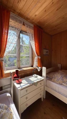 ein Schlafzimmer mit Bett, Schreibtisch und Fenster in der Unterkunft Idyllisches Landhaus mit Ruderboot, Südschweden in Vissefjärda