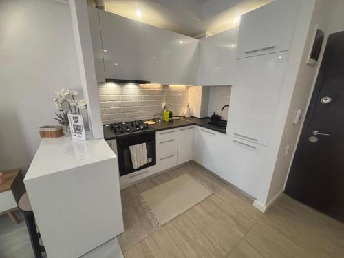 Η κουζίνα ή μικρή κουζίνα στο COSMO 3, 2 Rooms, 2 Beds, 1 Parking, Shopping & Swimming