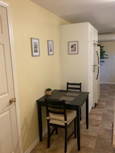 Φωτογραφία από το άλμπουμ του Ravens Nest Cozy Lower One Bedroom Suite στη Βικτώρια