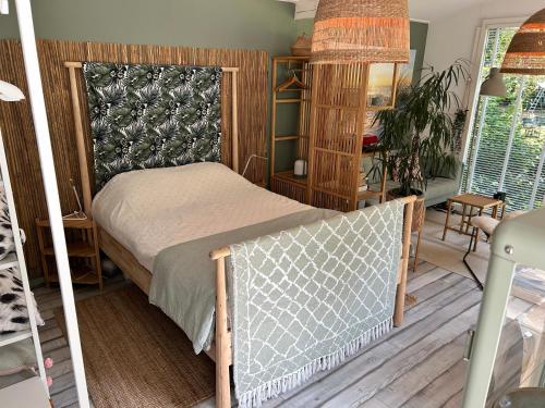 a bedroom with a bed in a room with at Lodge 'De Groene Parel' in Schoorl