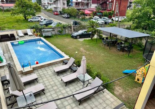 Bazén v ubytování Hotel Crown nebo v jeho okolí