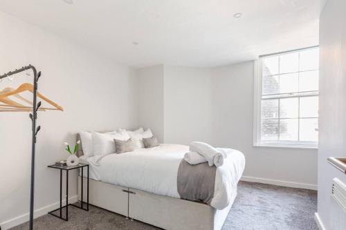 a white bedroom with a bed and a window at Luxury 1-Bedroom City Centre Apartment, Liverpool Hideaway in Liverpool
