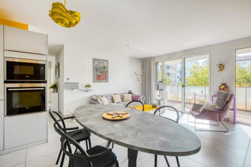 une cuisine et un salon avec une table et des chaises dans l'établissement Appartement Dolce Vita - Your ideal getaway in the heart of Annecy, à Annecy