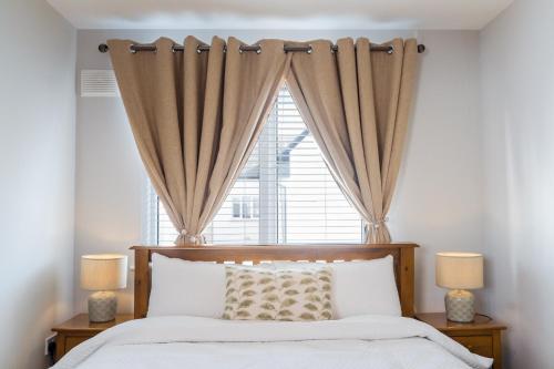 a bedroom with a bed and a window at Dublin Premier Homestay in Ráth Cúil
