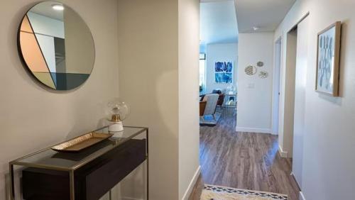 sala de estar con espejo y mesa de cristal en Luxury 1bedroom 1bath Space Needle, en Seattle