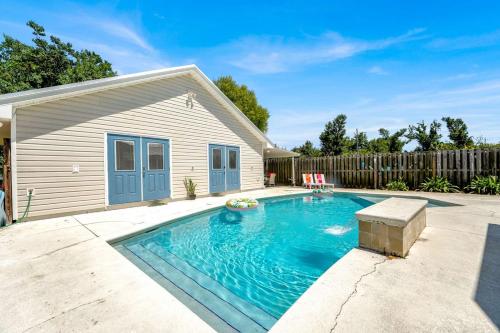 una piscina en el patio trasero de una casa en Luxe Pool Casita w Saltwater Pool 25 Min to PCB, en Panama City