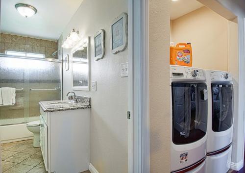 Ένα μπάνιο στο F-18 Babes in Toyland