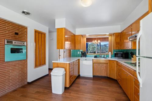 Una cocina o cocineta en Riverfront Haven