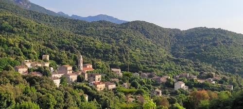 a village in the middle of a mountain at Grand studio classé 3 etoiles in Tavera