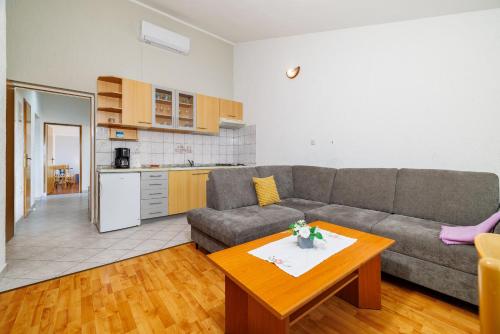 Dapur atau dapur kecil di Apartments Krunoslav