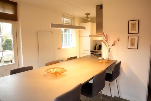 Dapur atau dapur kecil di De Goudvink 7-persoons, overdekte hottub en loungebank, finse sauna, wifi, sunshower