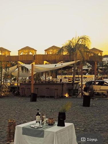 Restaurace v ubytování Alia Beachfront Suites and Spa