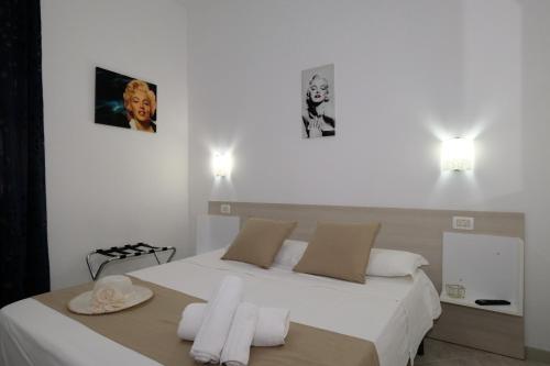 a bedroom with a bed with two towels on it at Villa Dolce Vita rooms in Castelluzzo
