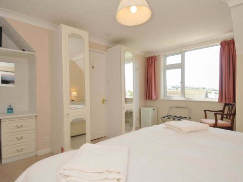 Ένα ή περισσότερα κρεβάτια σε δωμάτιο στο Sunset