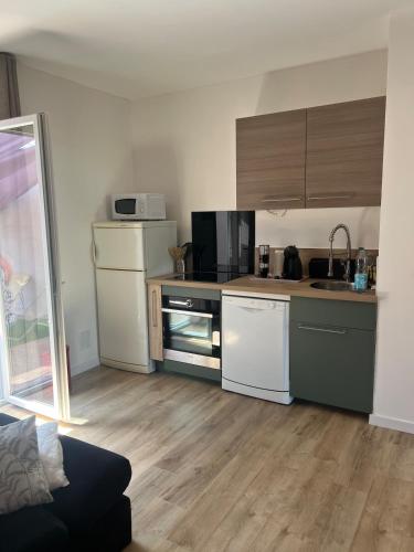 una cucina con frigorifero e piano di lavoro di Caribbean apartment a Saint Alban Auriolles