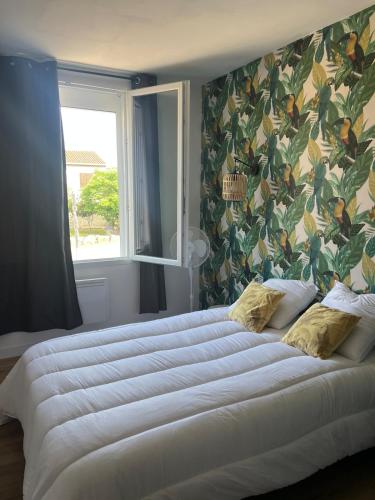 una camera da letto con un grande letto bianco con una grande finestra di Caribbean apartment a Saint Alban Auriolles