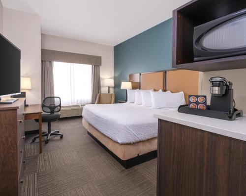 Postel nebo postele na pokoji v ubytování Best Western Plus Frontier Inn