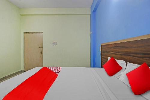 Postel nebo postele na pokoji v ubytování Hotel O Satya Inn