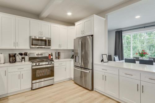 Η κουζίνα ή μικρή κουζίνα στο Columbia River Views Spacious Hammond Getaway!