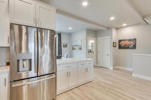 Η κουζίνα ή μικρή κουζίνα στο Columbia River Views Spacious Hammond Getaway!