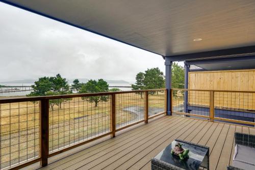 Μπαλκόνι ή βεράντα στο Columbia River Views Spacious Hammond Getaway!