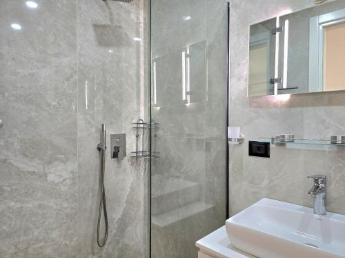 ShetajにあるRodon Nature Escape Villa with Pool 278のシャワーと洗面台付きのバスルーム
