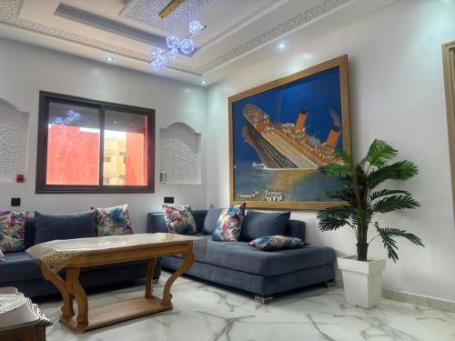 a living room with a couch and a table at Appartement near the airport in Deroua