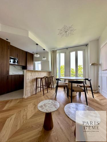 un salon avec une table et une cuisine dans l'établissement Paris 17 Elegance and Light Monceau and Batignolles, à Paris