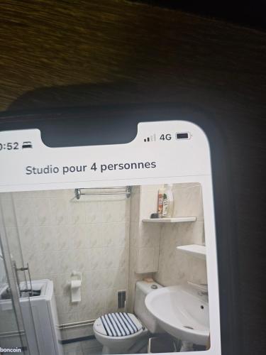 une petite salle de bain avec toilettes et lavabo dans l'établissement Kiki, à La Bourboule