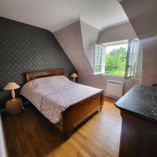 une chambre avec un lit et une fenêtre dans l'établissement AU GRAND PIN, à Fouesnant