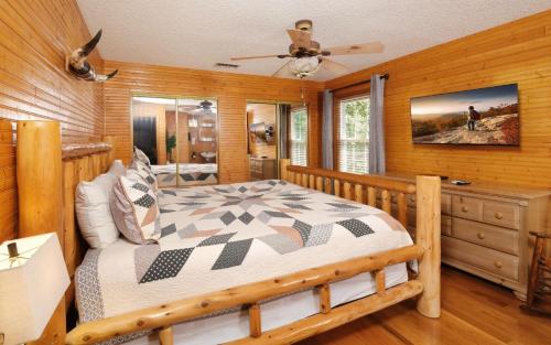 a bedroom with a bed and a ceiling fan at Cozy Bear Camp in Sevierville