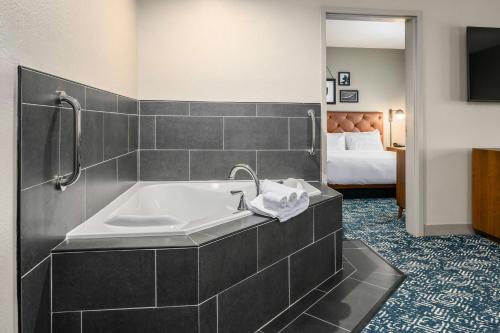 Letto o letti in una camera di Four Points by Sheraton Bedford Manchester Airport