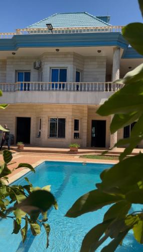 สระว่ายน้ำที่อยู่ใกล้ ๆ หรือใน Blue Villa