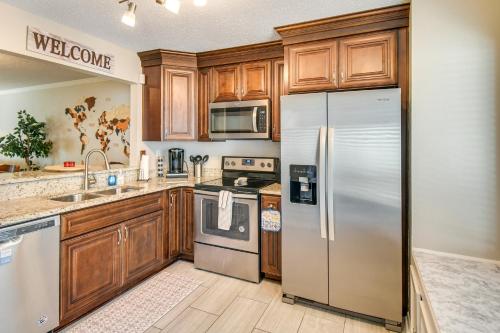 Dapur atau dapur kecil di 5 Mi to NAS Oceana Townhome with Fenced Yard!