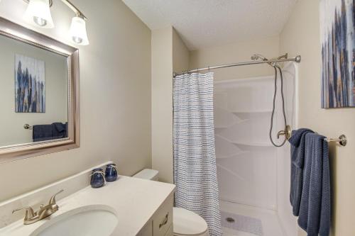 Bilik mandi di 5 Mi to NAS Oceana Townhome with Fenced Yard!