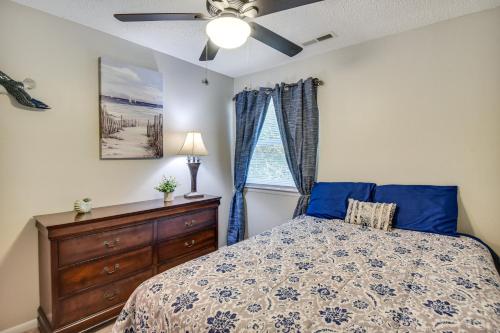 Katil atau katil-katil dalam bilik di 5 Mi to NAS Oceana Townhome with Fenced Yard!