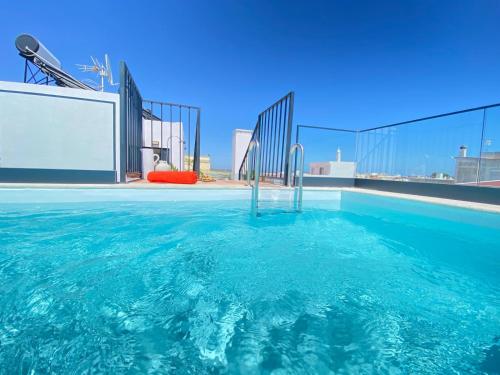 a swimming pool on the roof of a building at Mar-Ria 7 in Fuzeta