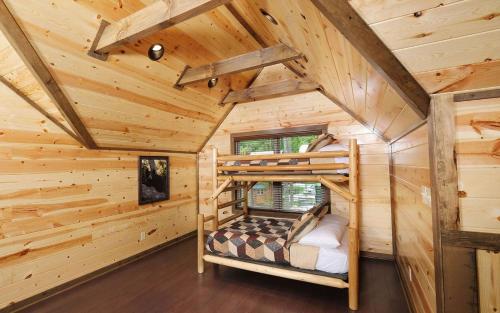 a room with two bunk beds in a log cabin at Rustic Timber in Sevierville