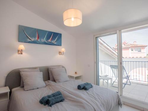 une chambre avec un lit avec deux serviettes dessus dans l'établissement Maison Kiwi, à Grimaud