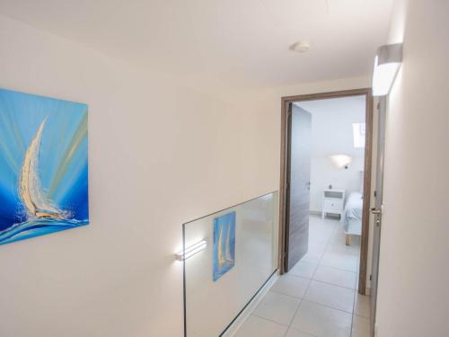 - un couloir orné de deux peintures murales dans l'établissement Maison Kiwi, à Grimaud