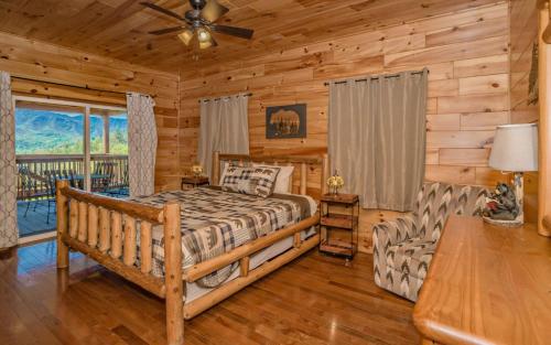 ein Schlafzimmer mit einem Bett und einem Sofa in einer Hütte in der Unterkunft Beartastic Mountain View Lodge in Gatlinburg