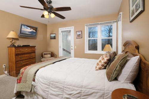 a bedroom with a bed and a ceiling fan at Mountain Therapy 1123 in Gatlinburg
