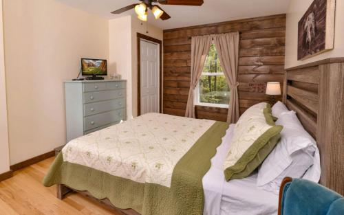 une chambre avec un lit, une commode et une fenêtre dans l'établissement Red Bud Cottage, à Gatlinburg