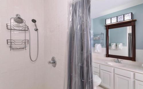 une salle de bain avec douche et lavabo dans l'établissement Red Bud Cottage, à Gatlinburg