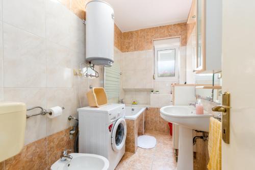 Koupelna v ubytování Apartments by the sea Okrug Donji, Ciovo - 11144