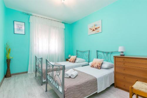Postel nebo postele na pokoji v ubytování Apartments by the sea Okrug Donji, Ciovo - 11144