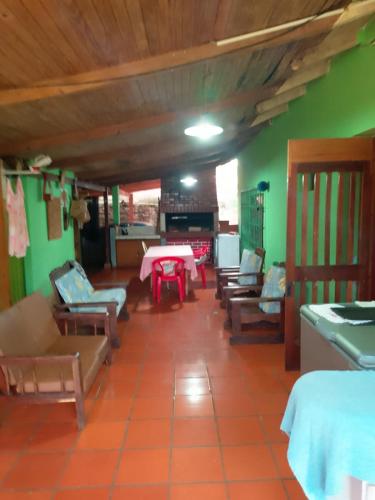 una stanza con sedie e tavolo e pareti verdi di Puerto Iguazu casa a Puerto Iguazú