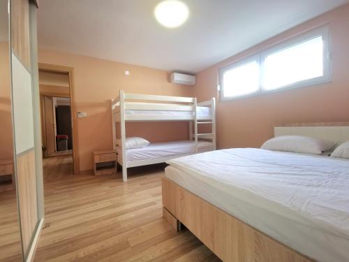 Кровать или кровати в номере Four-Apartment House